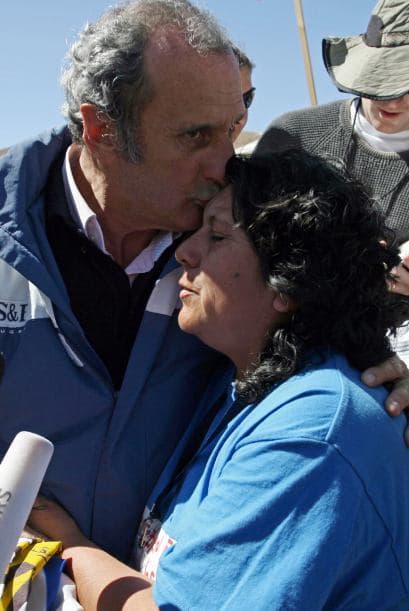 Cuatro ex rugbistas uruguayos sobrevivientes de la tragedia de los Andes en 1972 visitaron el sábado el campamento del yacimiento minero donde están atrapados 33 trabajadores desde hace un mes.