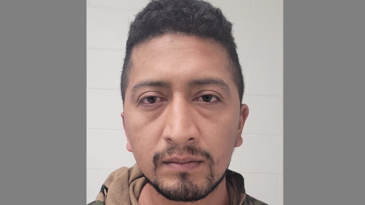 Arrestan a Isaias Pulido Alvarado, de 32 años, un ciudadano mexicano. Pulido fue detenido por la Patrulla Fronteriza por tener antecedentes delictivos, el inmigrante fue condenado por asalto sexual a un niño y tráfico de cocaína en 2002 en Wisconsin.