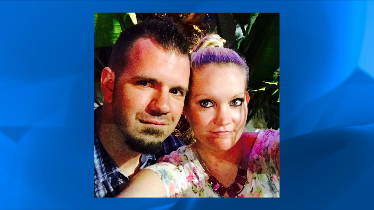 Pareja insiste en casarse en la playa a pesar del paso del huracán Matthew