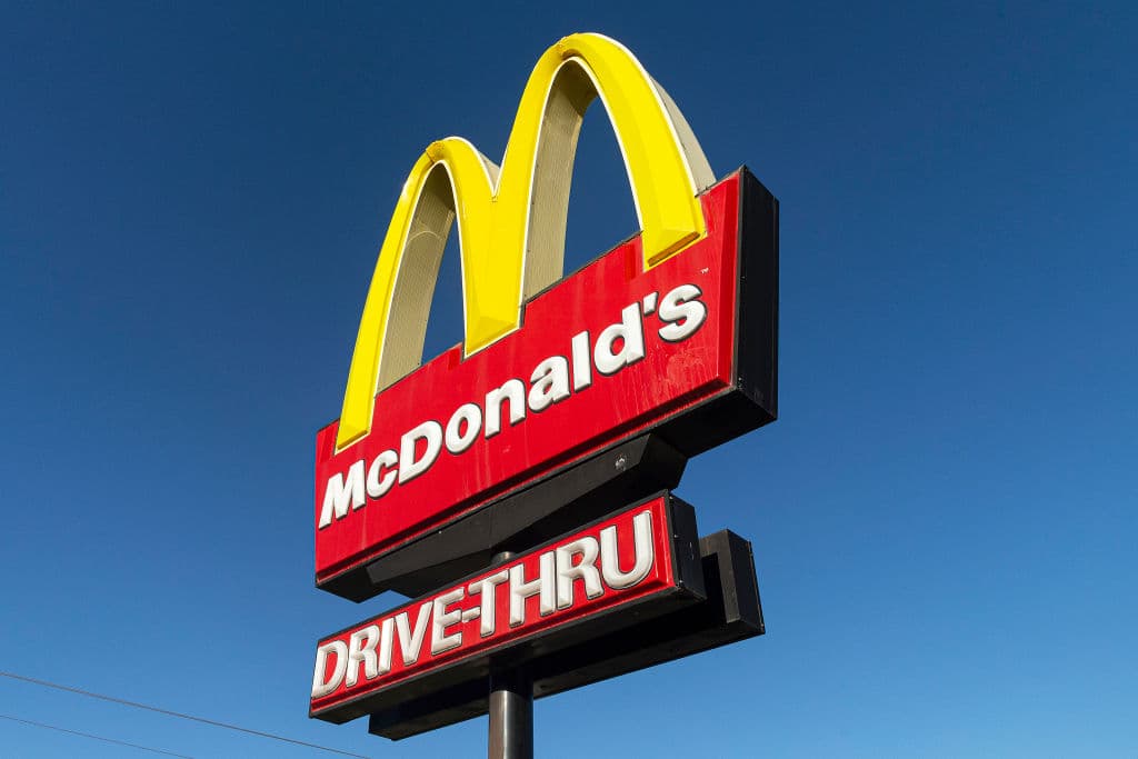 McDonald's dijo que el salario promedio de sus empleados aumentaría a $13 la hora, y en general se espera que todos los restaurantes propiedad de la compañía tengan un salario promedio de $15 la hora para 2024. La empresa dijo que alentaría a sus franquicias a hacer lo mismo.