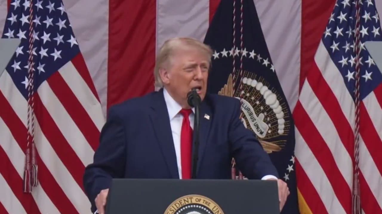 Donald Trump conmemora el Día de los Caídos y habla sobre dos batallas recientes de EEUU