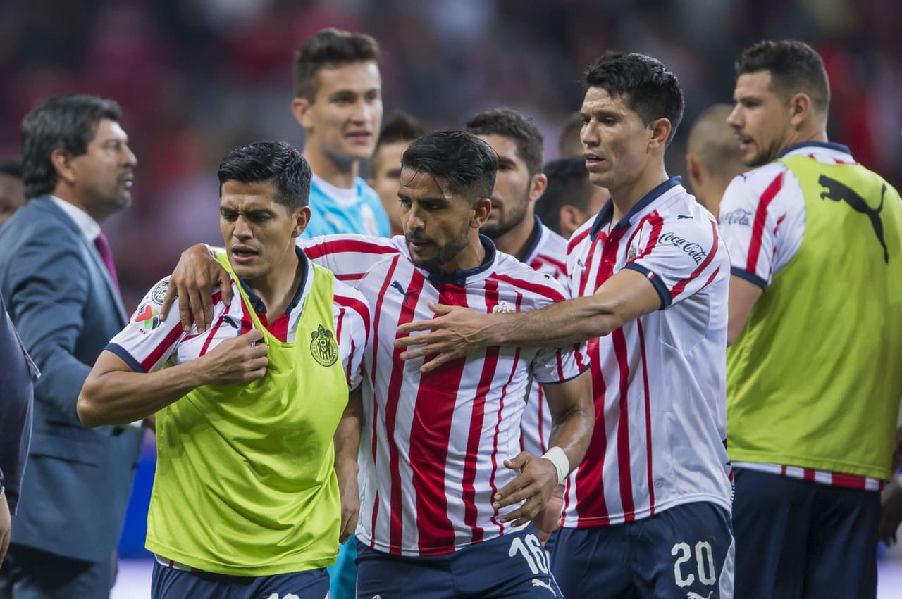 <b>Primera expulsión: </b>Chivas había derrotado 2-0 a Tijuana y tras el silbatazo final un reclamo de Jesús Sánchez al árbitro le costó la cartulina roja.
<b> (Chivas 2-0 Tijuana, Final)</b>