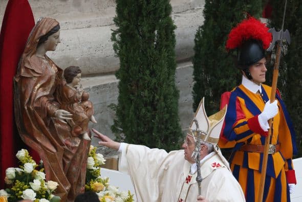 El Papa Francisco ingresa al altar erigido en el atrio de la Basílica de San Pedro para presidir la ceremonia de canonización de los santos Juan XXIII y Juan Pablo II. Saluda una imagen de la Virgen María.