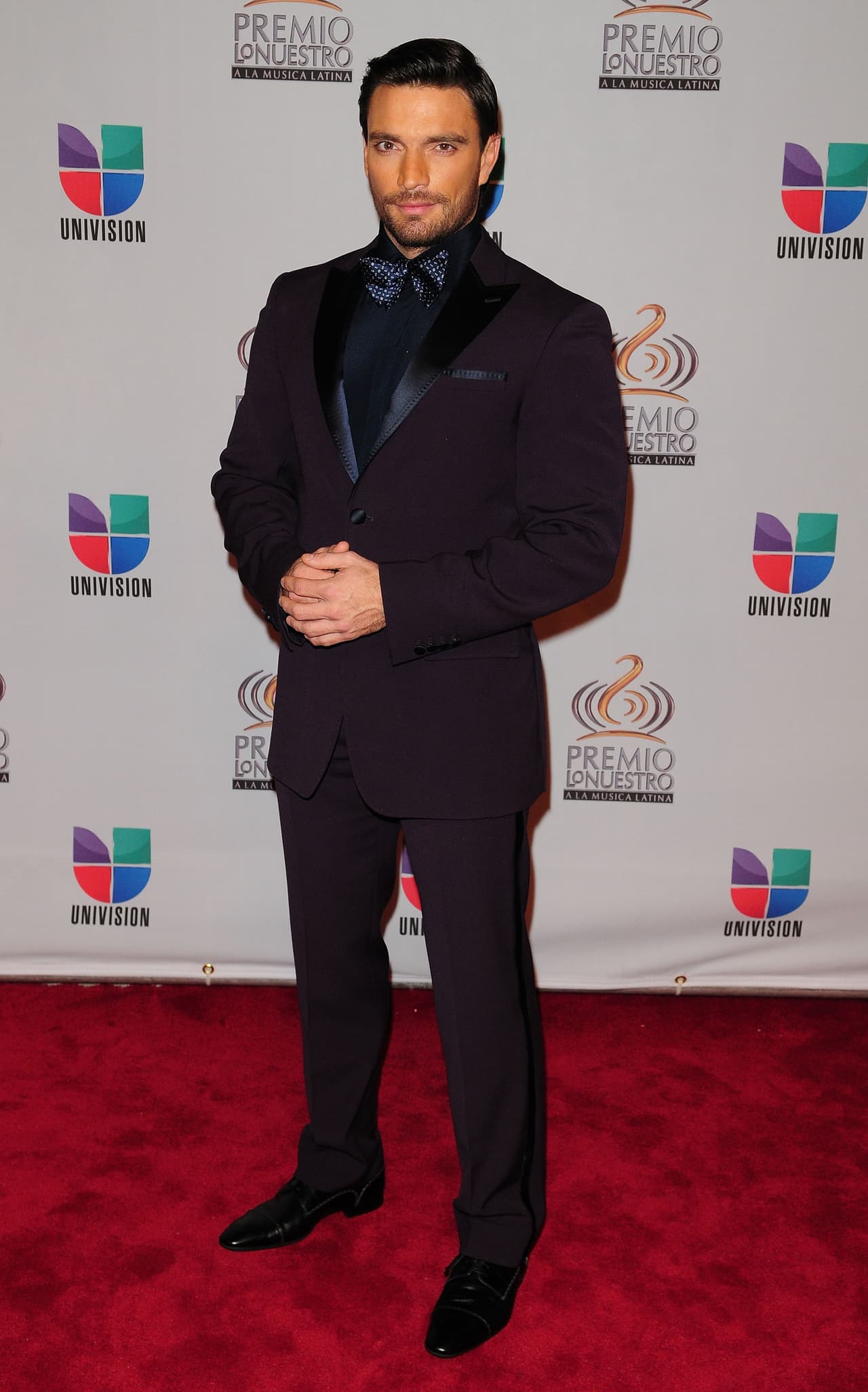 El actor Julián Gil acudió a la entrega del 2011 para otorgar el premio al artista del año, enfundado en este traje color uva.