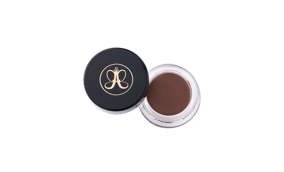 11. DIP BROW POMADE, Anastasia Beverly Hills, 
<a href="http://www.sephora.com/dipbrow-pomade-P384060">Sephora</a>, $18 dólares | Esta pomada te ayuda a rellenar y texturizar. Pero ojo si eres principiante te recomiendes que no lo uses, pues puedes crear unas cejas demasiado abundantes o profundas. Sus pigmentos se deslizan suavemente y secan de volada. Su fórmula es resistente al agua es de larga duración.
<br>