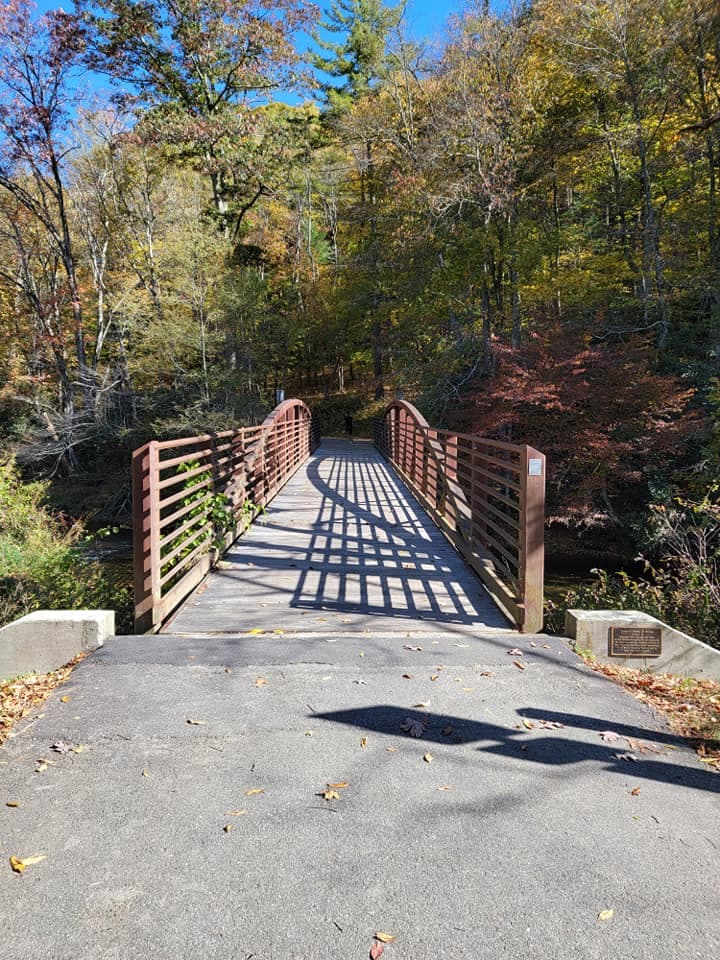 <b><a href="https://www.exploreboone.com/outdoors/hiking/boone-greenway/">Número 2: The Boone Greenway Trail</a></b>. Este sendero totalmente accesible está pavimentado o con superficie de grava y en su mayoría es plano. La Vía Verde da la bienvenida a caminantes y corredores, ciclistas y sillas de ruedas, cochecitos y senderistas. Podrás caminar y cruzar el South Fork del New River a través de prados abiertos y bosques coloridos.