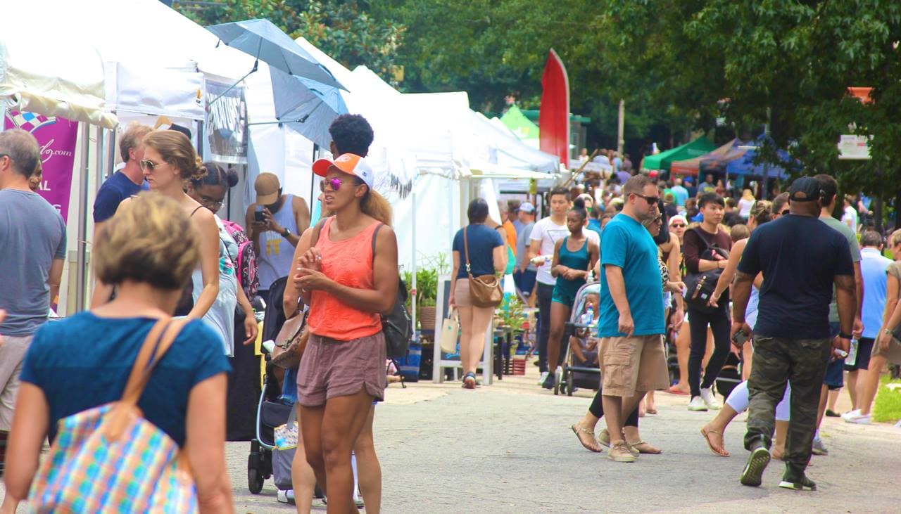 <b><a href="http://piedmontparkartsfestival.com/">Piedmont Park Summer Arts Festival (20 y 21 de agosto)</a></b>. El Festival de las Artes de Atlanta llena Piedmont Park con más de 200 de los mejores artistas del país. Este evento presenta pinturas, fotografías y esculturas originales, así como trabajos artesanales de cuero, metal y vidrio soplado. Los visitantes también pueden disfrutar de demostraciones, actividades prácticas y comidas festivas.