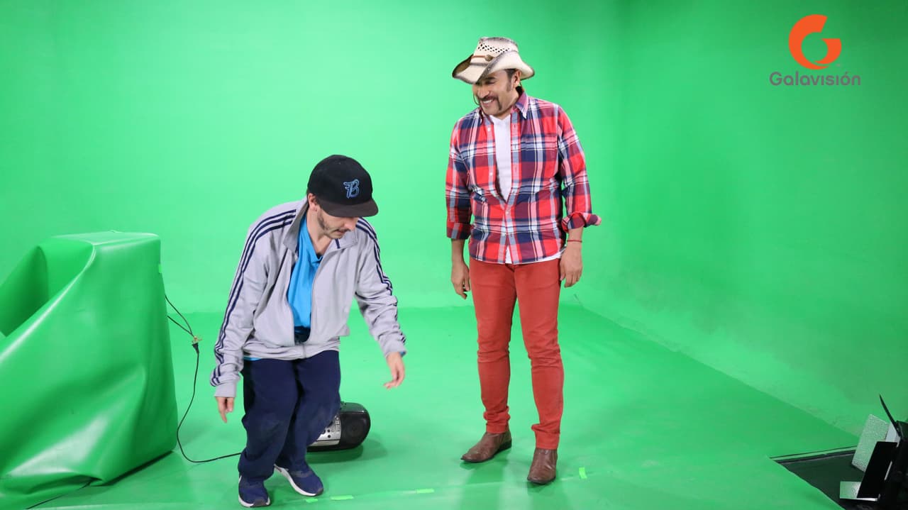 El cousin Mike tuvo que practicar sus mejores pasos al ritmo de la tecnocumbia.