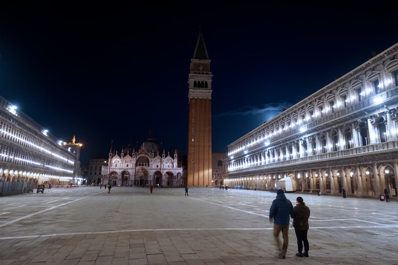 Pero mientras el sector del turismo sale golpeado, otros descansan del asedio permanente de los turistas. La plaza de San Marcos casi vacía en Venecia, en la noche del lunes 9 de marzo. 
<br>
<br>
<br>