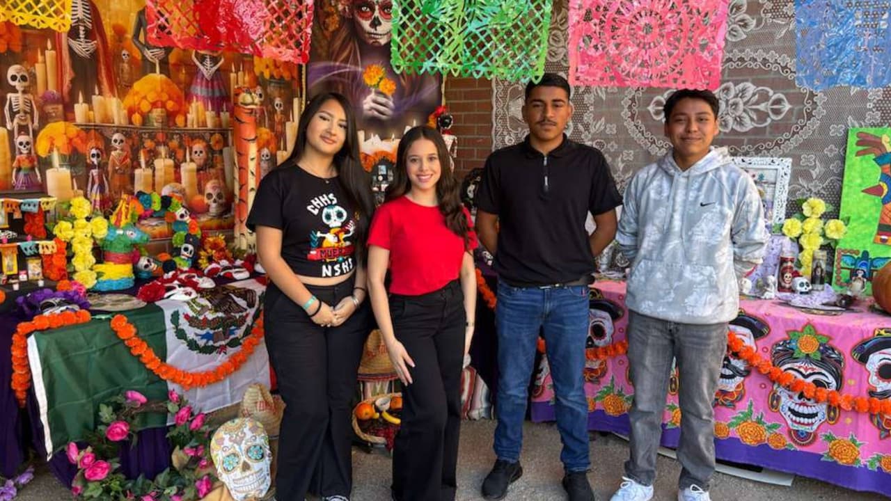 Con sus altares, estudiantes de Carl Hayden High School pintan de color el Día de Muertos