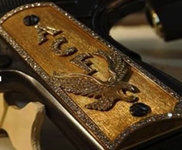Esta pistola es una Colt calibre. 38 Super con cacha de oro decorada con 389 circonias y 22 esmeraldas. Tiene las iniciales de 'El Señor de los Cielos' porque, según información del diario mexicano La Jornada, fue un regalo de Amado para Joaquín 'El Chapo' Guzmán.