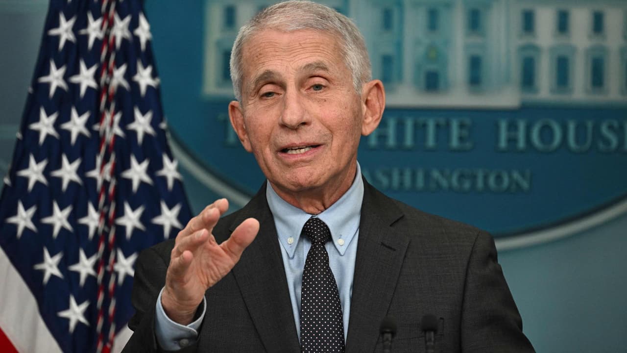 El experto en enfermedades infecciosas dio su último mensaje frente al podio de la Casa Blanca antes de retirarse de sus cargos oficiales e instó a la población a seguir vacunándose, y prometió colaborar con las audiencias congresales. 
<a href="https://www.univision.com/noticias" target="_blank">Sigue todas las noticias en Univision. </a>