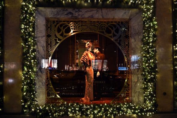 Las vitrinas navideñas de Saks FithAvenue están listas para ser admiradas por millones de visitantes. Con atuendos y accesorios lujosos que suman miles de dólares, las vitrinas se han convertido en un ícono de Nueva York. Mark Briggs, Jefe de Marketing y creativo para Saks Fifth Avenue, dijo en un comunicado que este año se han incorporado elementos nuevos , por lo que es una experiencia como ninguna otra ... una experiencia para recordar."