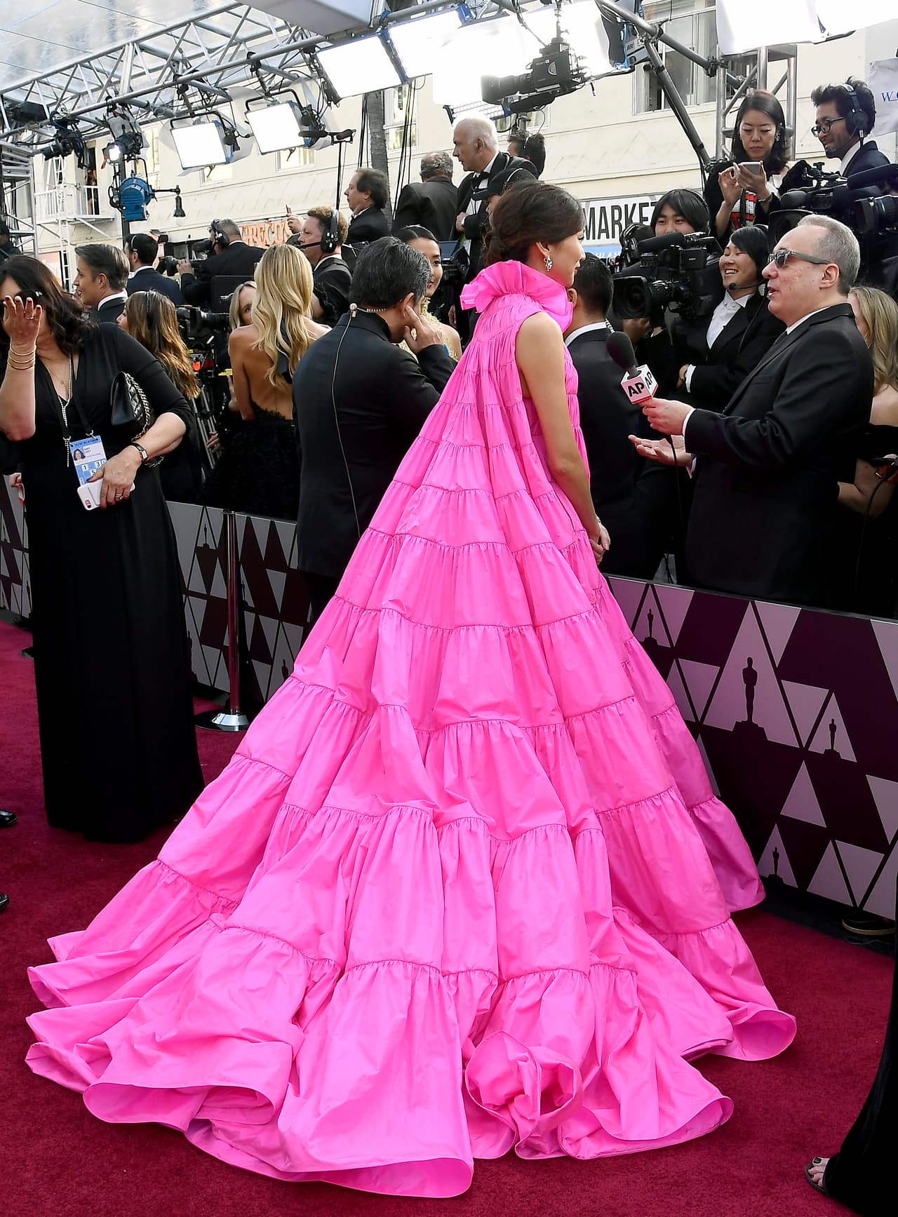 Además de cuello alto y bolsillos (en el que la actiz asegura que escondió una galleta), el voluminoso vestido tenía una cauda larga.
