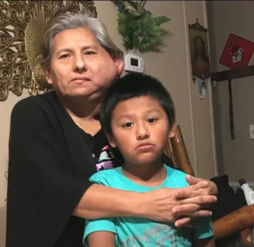 Por si fuera poco, al sufrimiento de todos estos años Abundio tiene que soportar el hecho de que, en la mayoría de los estados, la gran parte de los inmigrantes indocumentados
<b> no reúnen los requisitos para solicitar alguna cobertura médica. </b>
<br>