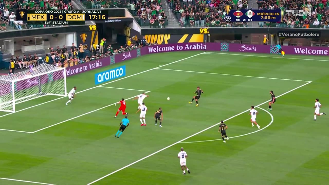 ¡Salvada en la línea! Ni Piojo ni Santi pudieron meter esta ocasión de gol