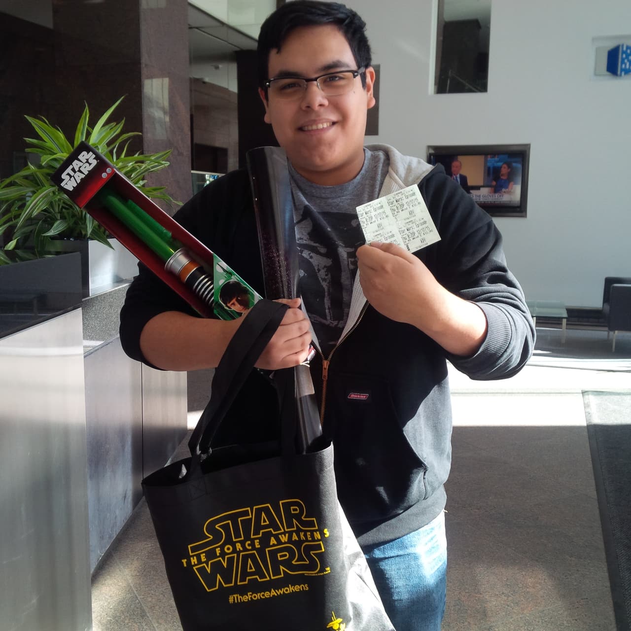 Eustacio Leyva ganó 4 boletos para el estreno de Star Wars, una playera, el poster oficial y productos alusivos a la película