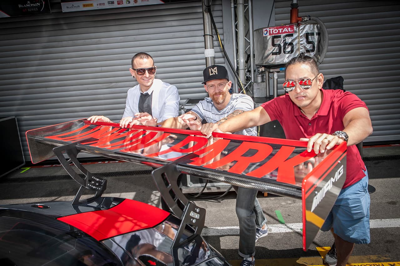 Los integrantes de Linkin Park tunearon el aspecto del vehículo a su gusto, escogiendo una combinación de rojo, negro y plateado. El diseño incluye el nombre de la banda en el gran alerón trasero así como en las puertas del auto.