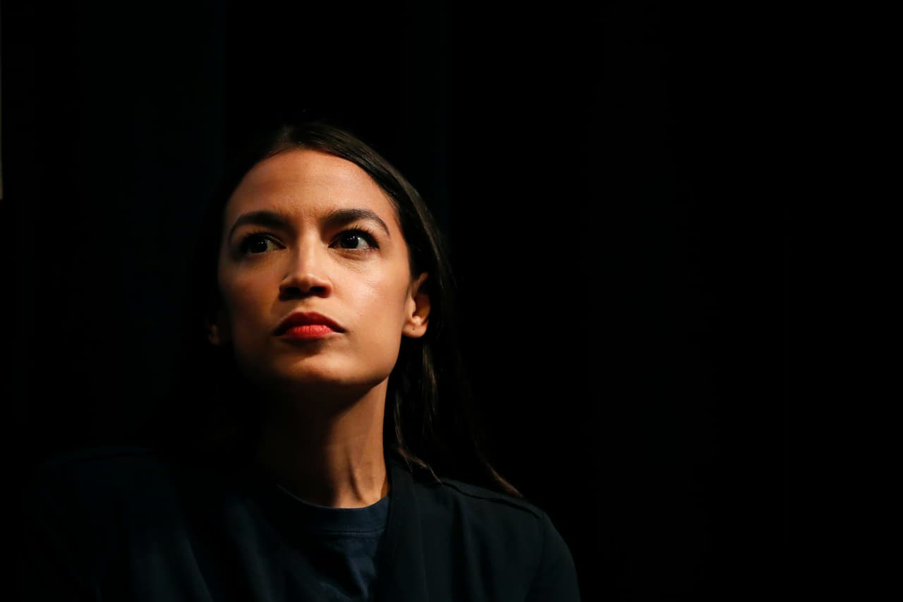 <b>Alexandria Ocasio-Cortez. </b>La activista de 28 años y de origen puertorriqueño venció en la primaria del Distrito 14 de Nueva York a Joseph Crowley, el cuarto demócrata de mayor rango en la Cámara de Representantes. 
<a href="https://www.univision.com/noticias/politica/quien-es-y-que-propone-alexandria-ocasio-cortez-la-joven-latina-que-sacudio-el-establishment-democrata">Sustentó su campaña en un discurso liberal donde entre otras cosas abogó por el desmantelamiento de ICE y la conversión de Medicare en un programa universal</a>. En 2016 fue parte del voluntariado que asistió a Bernie Sanders en su intento por lograr la candidatura presidencial demócrata para las elecciones de 2016.