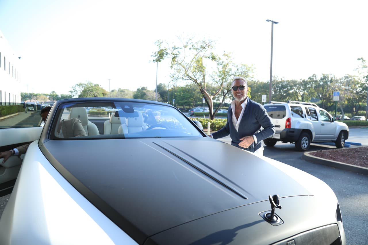 El millonario italiano llegó muy galán en su auto, listo para gozar esta mañana.