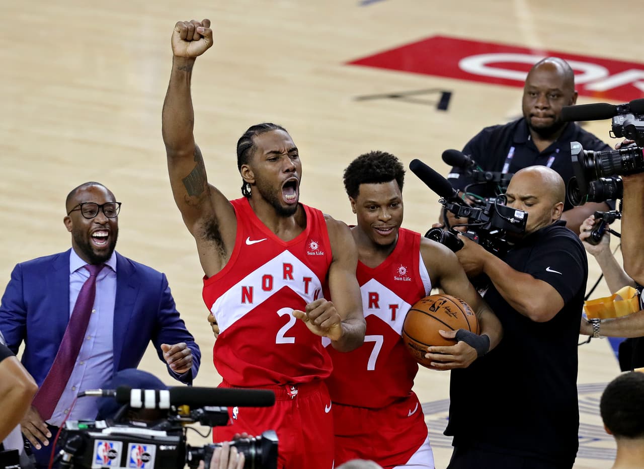 Los Toronto Raptors fueron, por récord, el segundo mejor equipo de la NBA y tras una exitosa, larga y desgastante Postemporada, lograron imponerse a los Golden State Warriors, el amplio favorito para refrendar su título. Dada la gran hazaña que acaban de conseguir los canadienses, así fue como festejaron en la casa del equipo más dominante de la NBA en los últimos cinco años.