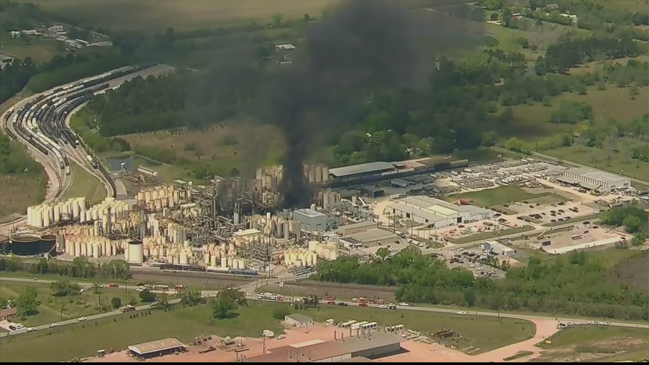 Las autoridades indicaron que fuego se generó en un tubo de transferencia cerca de un tanque con el químico Isobutileno, el cual fue alcanzado por las llamas.