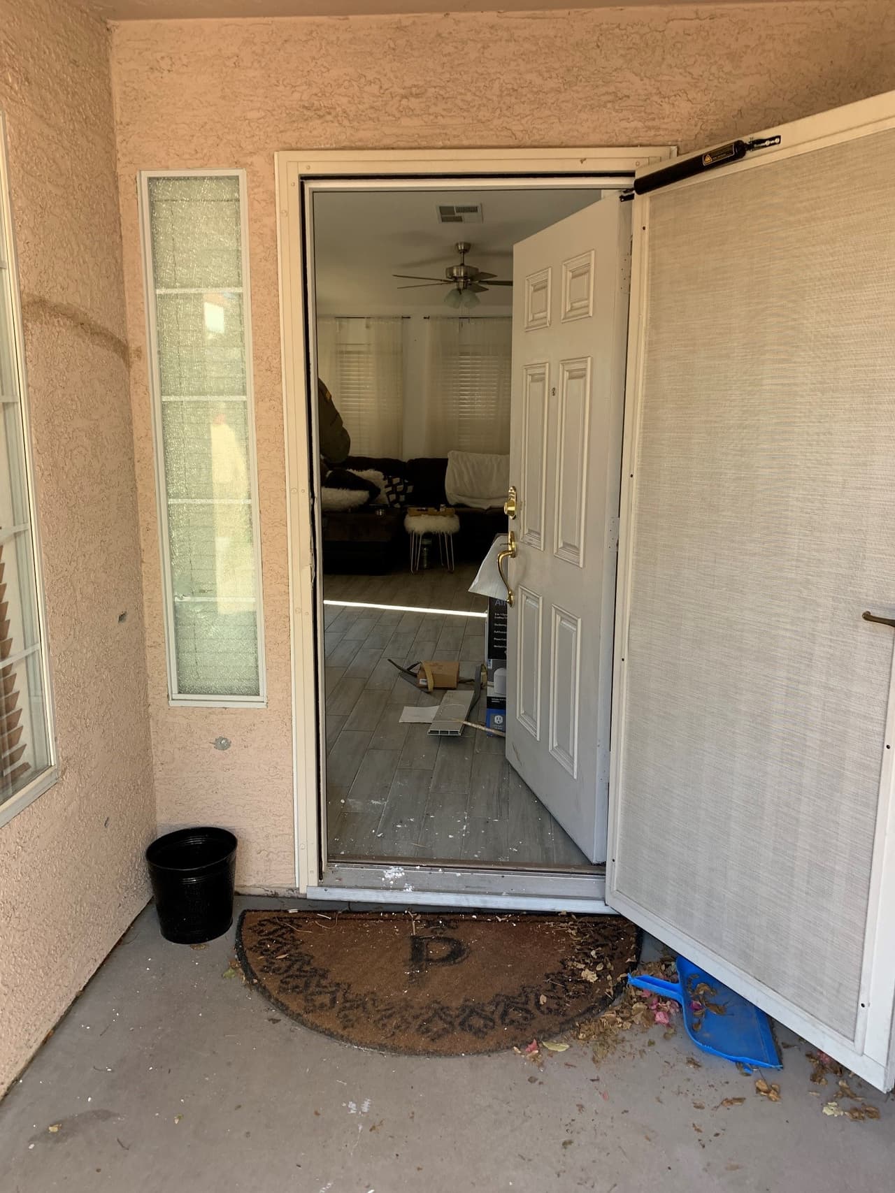 Autoridades informan que en el proceso se dispararon tres tiros desde el interior de la residencia en la puerta principal donde estaba el equipo policial. Según las autoridades, uno de los proyectiles rebotó en la pared exterior y golpeó a un ayudante de SWAT en la pierna.
<br>