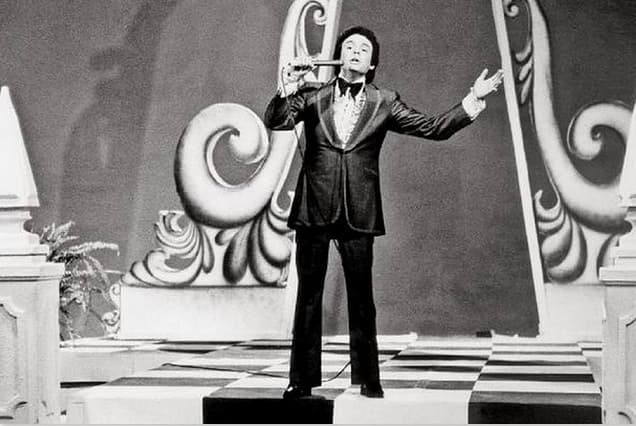 Su música ha llegado a países no hispanoparlantes como Arabia Saudita, Japón, Israel, Egipto y Rusia.