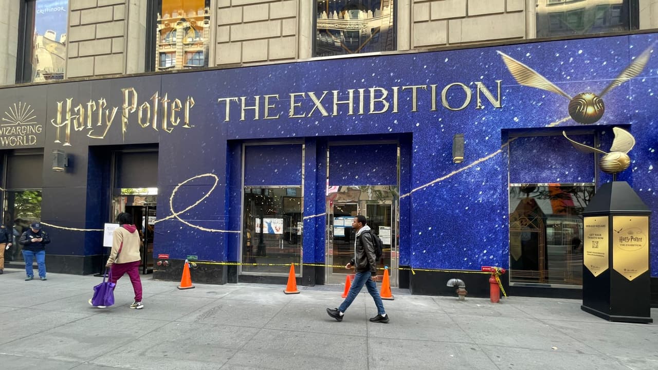Desde 50 W. 34th Street, Broadway, en el Herald Square, la interactiva exposición celebra todas las películas de Harry Potter, así como la saga de "Fantastic Beasts".