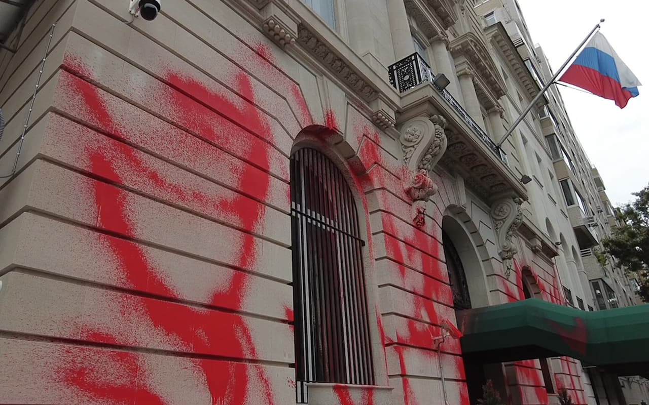 Pintan de rojo fachada del consulado ruso en Nueva York
