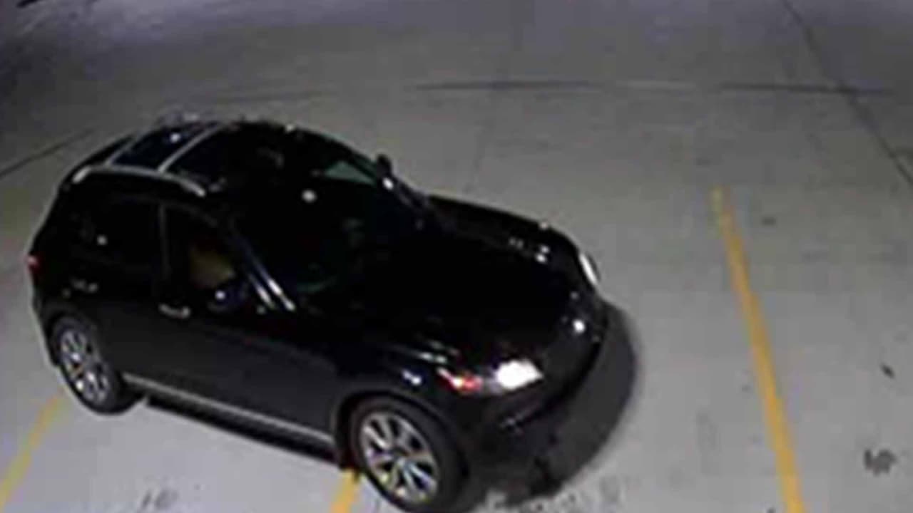 Después del robo el hombre huyo en un automóvil Infiniti qx70, sin placa frontal.