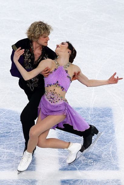 Meryl Davis y Charlie White se han proclamado hoy campeones olímpicos de danza de patinaje artístico en Sochi 2014, una vez disputado el programa libre en el que mantuvieron el liderato que el domingo alcanzaron en el corto. Davis y White, primera pareja de EEUU en ganar un Mundial y que llegaron a Sochi como subcampeones olímpicos, se impusieron en el Palacio Iceberg con 195,52 puntos y un programa largo con música de 'Sherezade", de Nikolai Rimski-Korsakov. Superaron a los defensores del título, los canadienses Tessa Virtue y Scott Moir, que se colgaron la plata con 190,99. El bronce ha sido para la pareja rusa integrada por Elena Ilinykh y Nikita Kapsalapov, con 183,48. Meryl y White llevan 17 años patinando juntos.