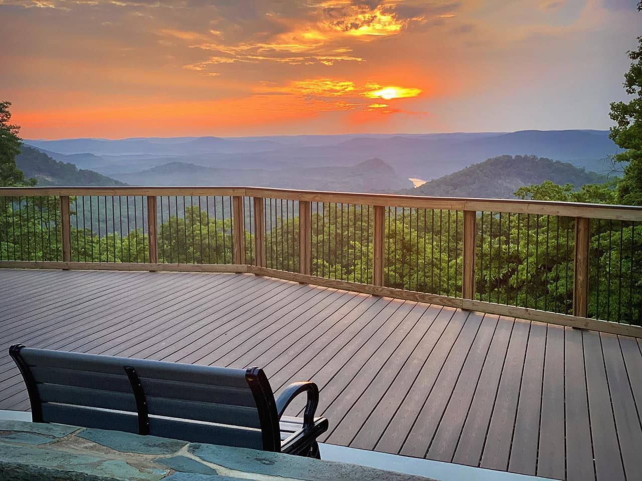 El parque se encuentra en Albemarle, a unas 109 millas al suroeste de Raleigh.