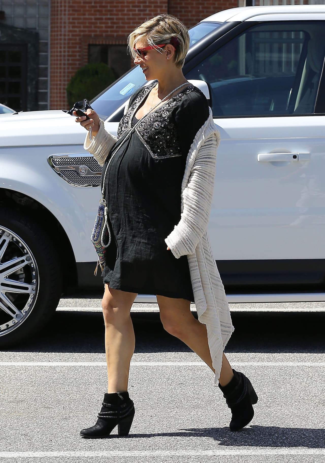 Zapatos. Si los tenis no son lo tuyo o tu profesión no te los permite, opta por sandalias o booties planos o de tacón bajo.