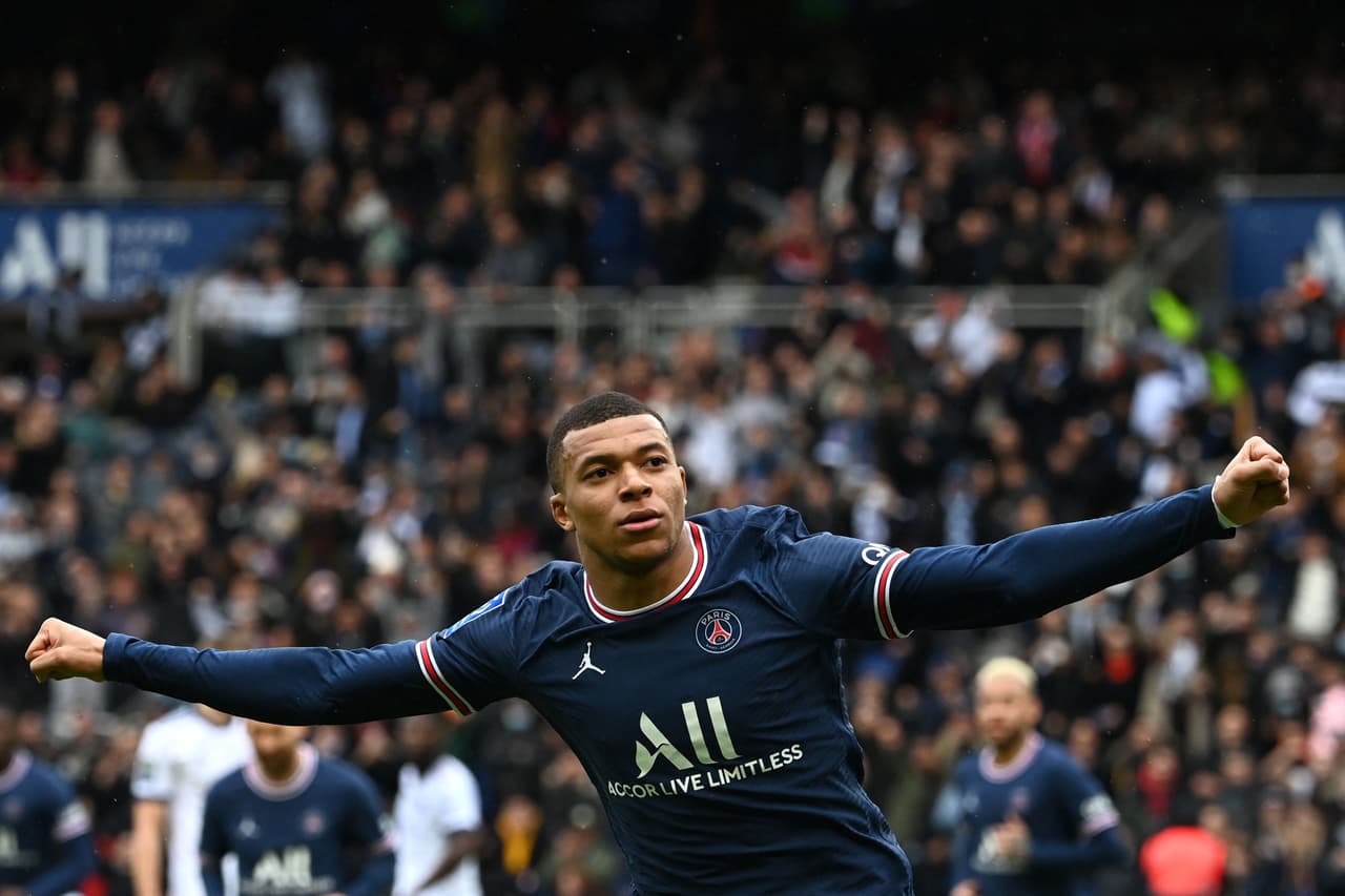 El PSG goleó al Bordeaux con los goles de Mbappé, Neymar y Leandro Paredes, pero ni esa victoria evitó los abucheos de sus seguidores, quienes castigaron especialmente al Ney y Lio.