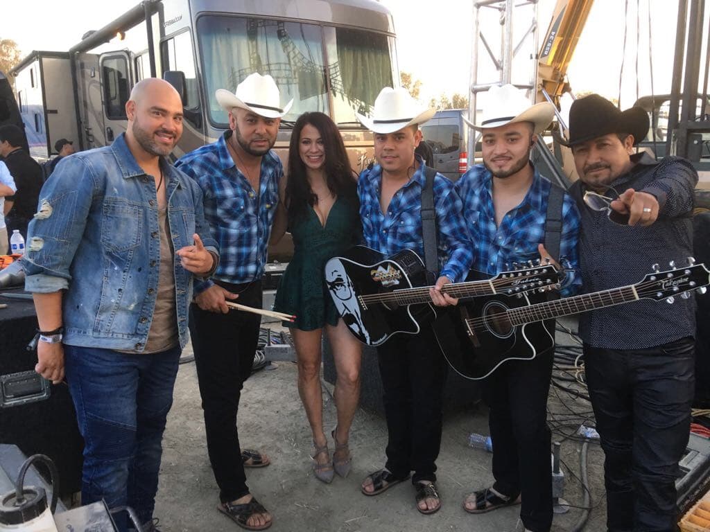 Los locutores disfrutaron de principio a fin la experiencia en el fiesta del pueblo.