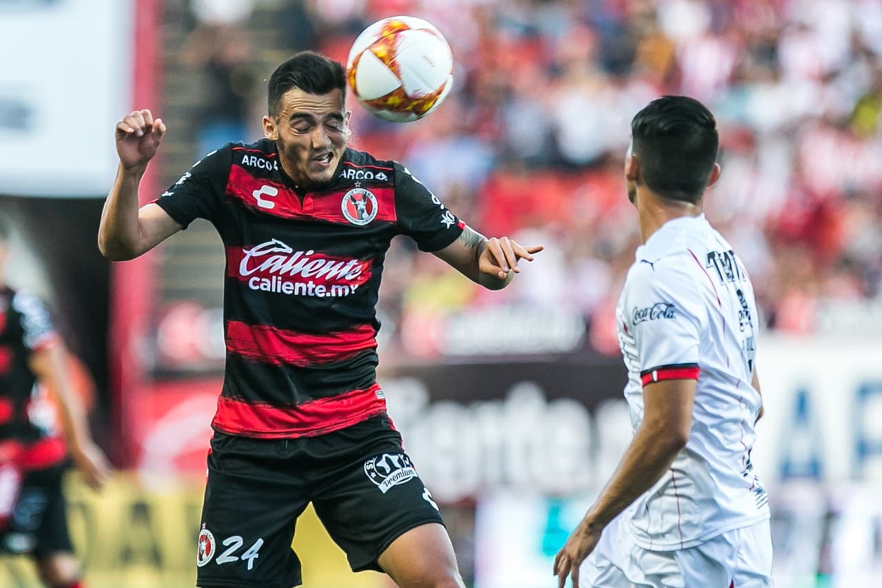 Luis Chávez, de Xolos, fue uno de los jugadores que más participación tuvo en un primer tiempo intenso y de gran nivel físico.