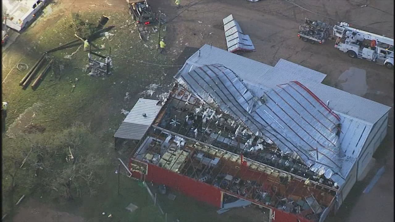 Los tejados de algunas edificaciones se desprendieron tras el embate de los fuertes vientos.