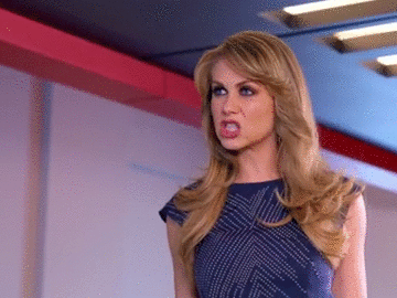 Luciana tuvo que presentar una campaña nueva de zapatos ante todos los Icónikos, ella creía iba a dejar a todos impresionadísimos con sus grandes ideas, como el siguiente eslogan “Súbete a los taconatzos y sube de inteleczo” .