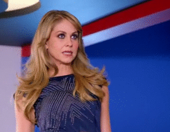 Pero lo mejor estaba por venir, pues Luciana se disponía a decir su siguiente frase “si te trepas, trepa…”. Justo en ese momento su tacón hizo un ruido y ¡plom! Luciana cayó.