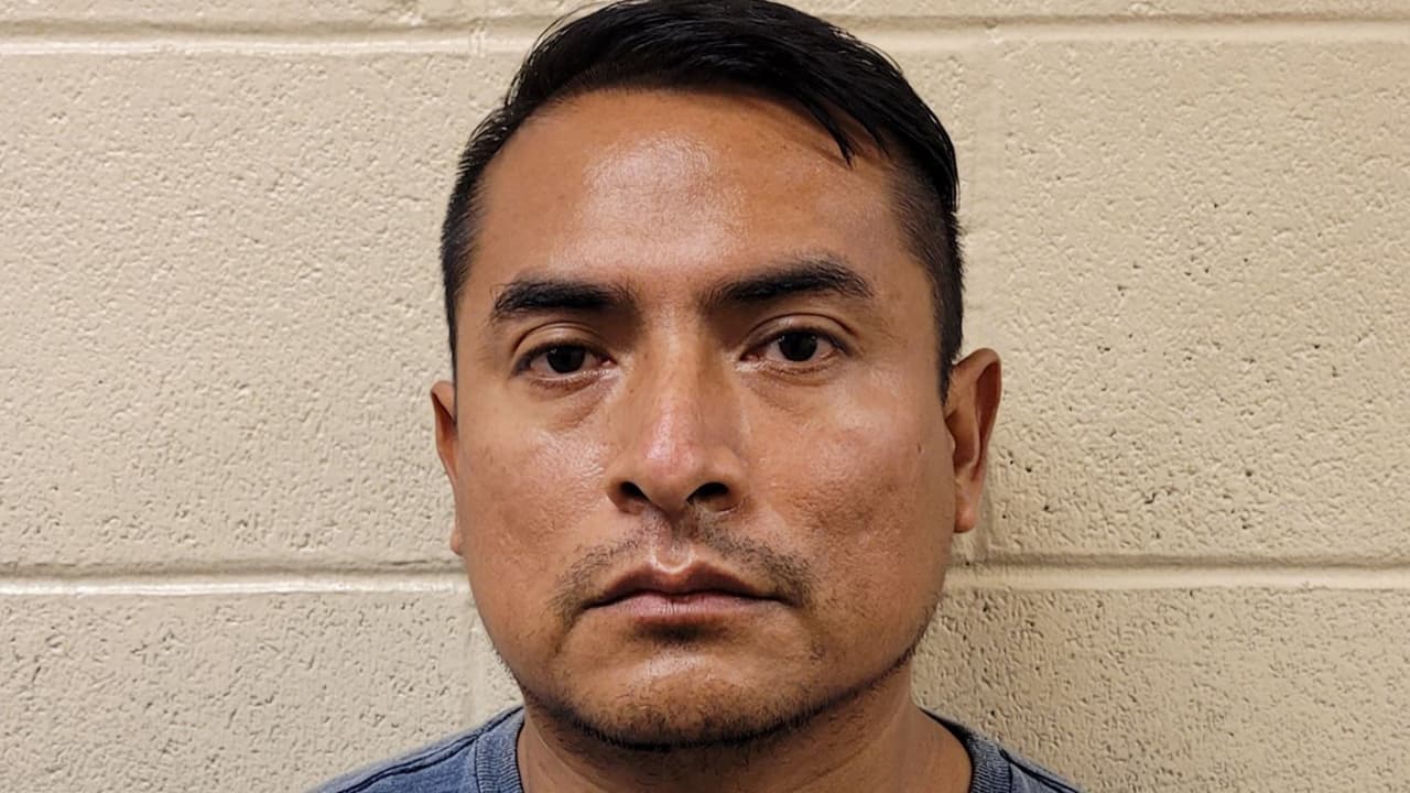 Sergio Martínez, un ciudadano mexicano con antecedentes como delincuente sexual registrado, fue arrestado en Nogales, Arizona. Los registros revelaron una condena por un delito grave en 2021 en Utah por abuso sexual de un niño.