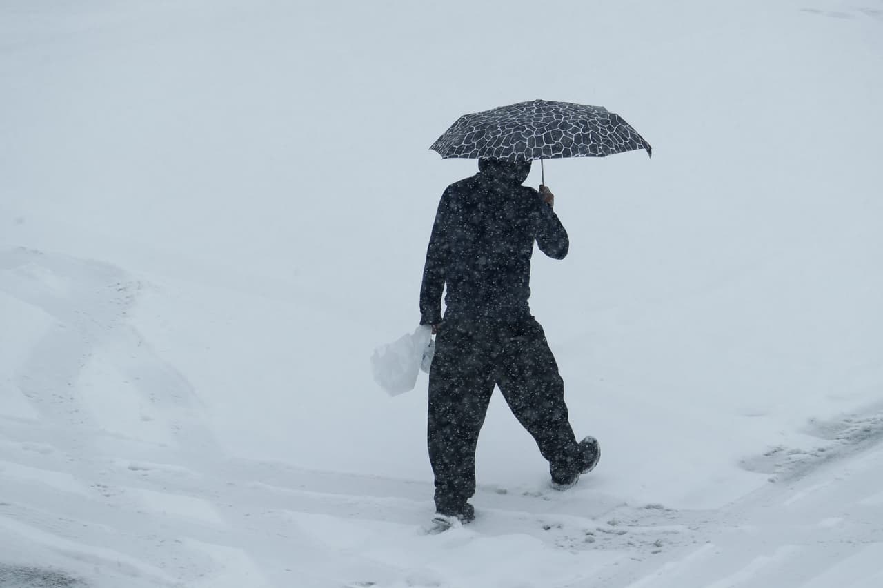 Caminando bajo la intensa nevada de este miércoles sobre Pennsylvania.
