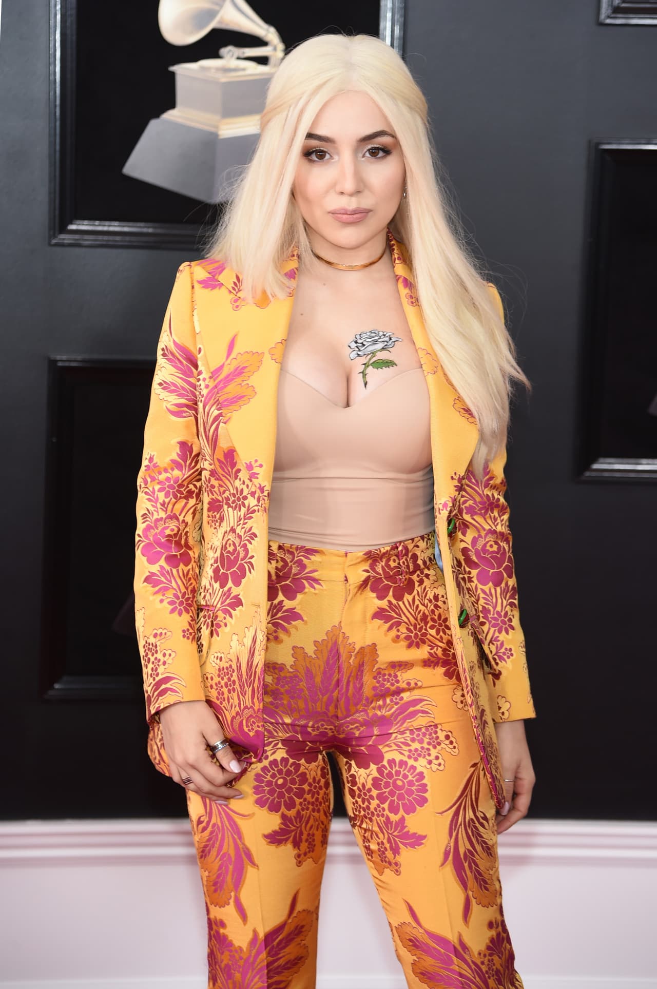 Ava Max fue otra de las celebridades que asistió a la entrega del GRAMMY y quien eligió pintar una rosa blanca en el pecho a fin de apoyar el movimiento 'Time's Up'.