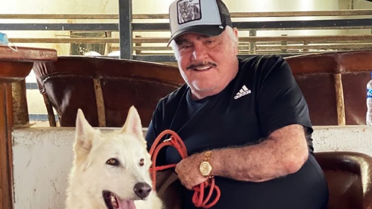 Vicente Fernández recibe terapias físicas y de respiración tras la cirugía de cervicales a la que fue sometido