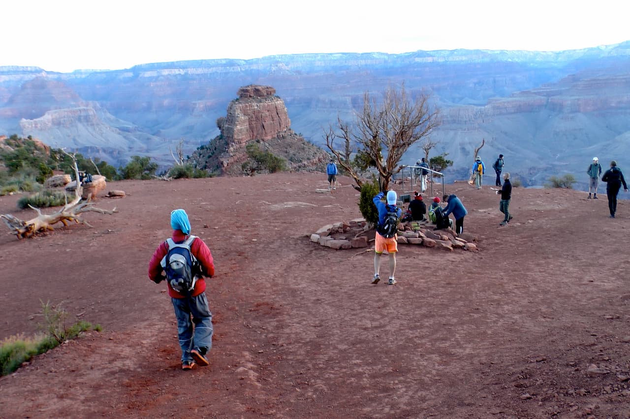Es fundamental que tengas contigo en todo momento un morral pequeño con agua, un kit de primeros auxilios, bloqueador solar, barras de proteína y aperitivos dulces y salados que te den energía durante el camino.