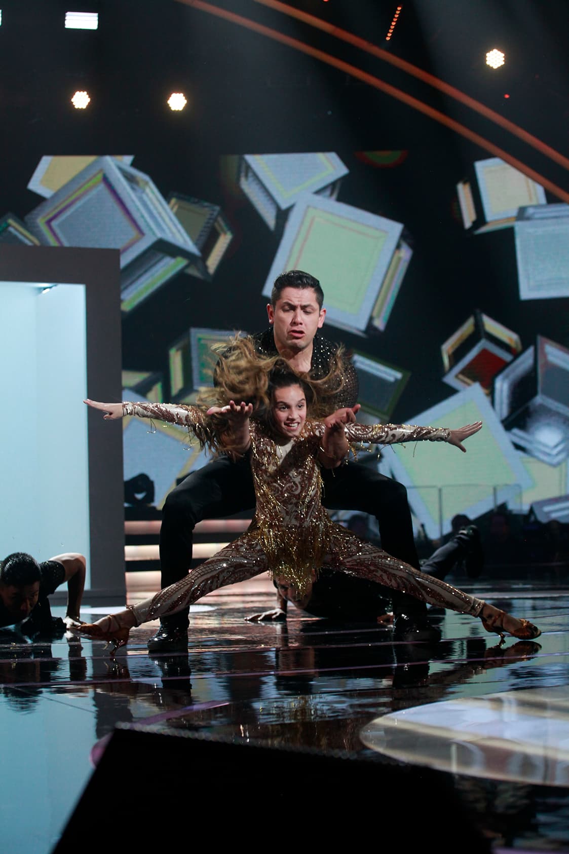 Recordemos que en el show de la semana pasada, 
<a href="https://www.univision.com/shows/pequenos-gigantes/el-fastuoso-baile-que-arranco-a-albertano-de-su-silla-de-jurado-y-lo-llevo-hasta-el-escenario-fotos" target="_blank">el comediante quedó tan encantado con la presentación de Sara que incluso bajó de su asiento de jurado para dar un par de pasos de baile con ella</a>.