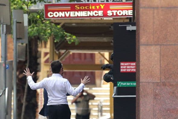 Los rehenes que lograron escapar esperaban instrucciones de la policía.