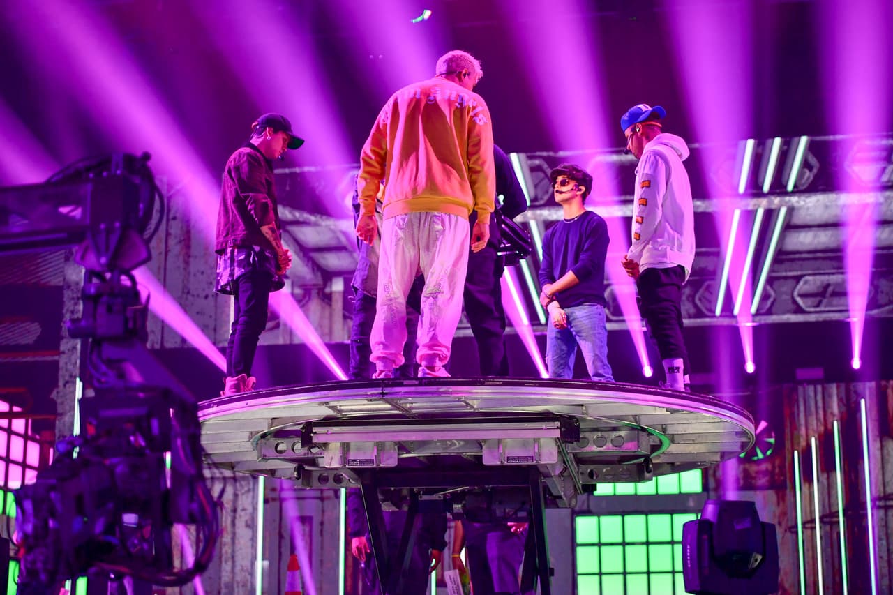 Los jóvenes bailaron sobre una plataforma circular que en algún momento los puso sobre todo lo alto y los colocó sobre el filo de la elevada superficie. Los ágiles pasos llevaron a la selecta audiencia que pudo entrar al ensayo al borde de la angustia.