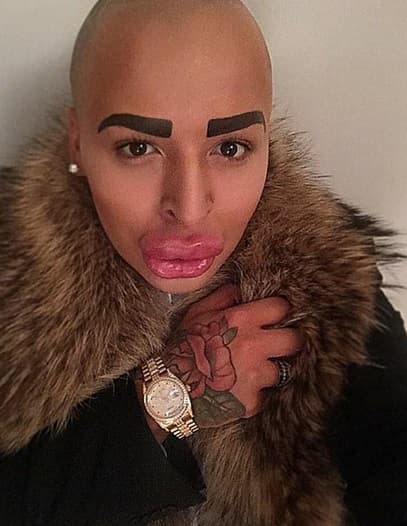 Jordan James Parker tiene 23 años y gastó más de 150 mil dólares para verse como Kim Kardashian.