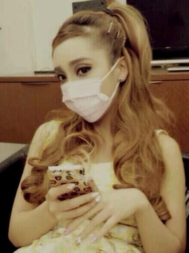 La joven tiene tanta admiración por Ariana que se sometió a varias cirugías.